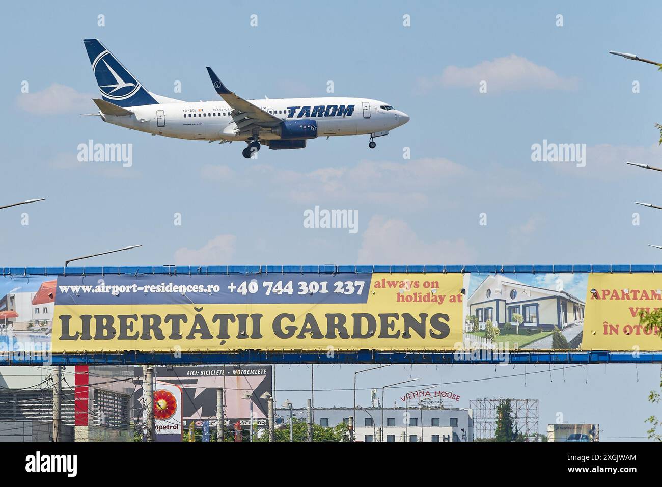 Otopeni, Romania. 9 luglio 2024: Il volo Tarom da Francoforte a Bucarest atterra all'Aeroporto Internazionale Henri Coanda di Bucarest (AIHCB), sopra la strada Nazionale n.. 1 a Otopeni, 16,5 km a nord di Bucarest. La compagnia aerea statale rumena Tarom ha ripreso i voli dopo che ieri sono stati cancellati 52 voli e più di 2000 passeggeri sono stati colpiti a seguito della decisione dei piloti di dichiararsi inidonei al volo. Lo sciopero non dichiarato terminò dopo che la direzione della compagnia aerea accettò di aumentare i salari dei piloti. Crediti: Lucian Alecu/Alamy Live News Foto Stock