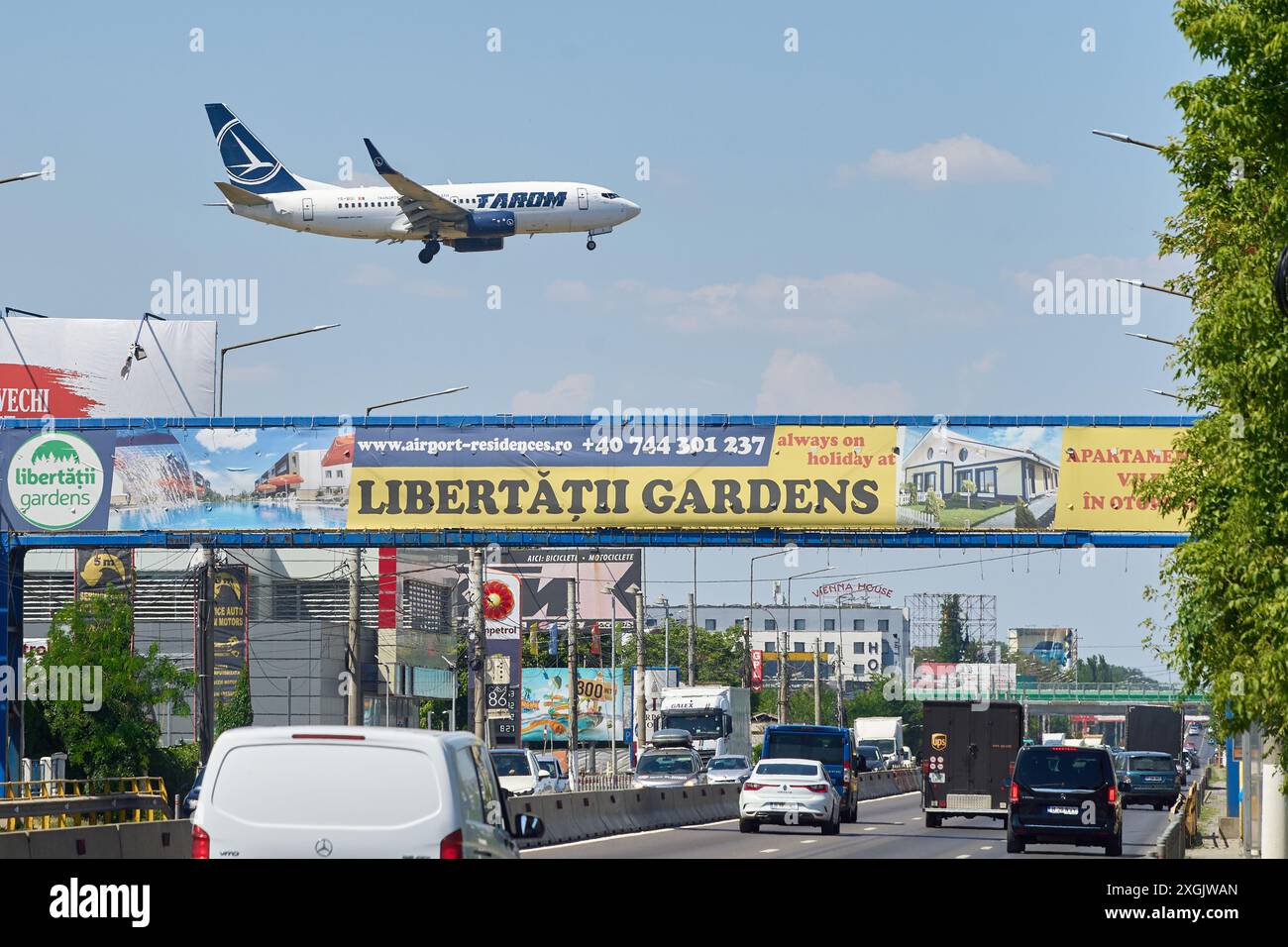 Otopeni, Romania. 9 luglio 2024: Il volo Tarom da Francoforte a Bucarest atterra all'Aeroporto Internazionale Henri Coanda di Bucarest (AIHCB), sopra la strada Nazionale n.. 1 a Otopeni, 16,5 km a nord di Bucarest. La compagnia aerea statale rumena Tarom ha ripreso i voli dopo che ieri sono stati cancellati 52 voli e più di 2000 passeggeri sono stati colpiti a seguito della decisione dei piloti di dichiararsi inidonei al volo. Lo sciopero non dichiarato terminò dopo che la direzione della compagnia aerea accettò di aumentare i salari dei piloti. Crediti: Lucian Alecu/Alamy Live News Foto Stock