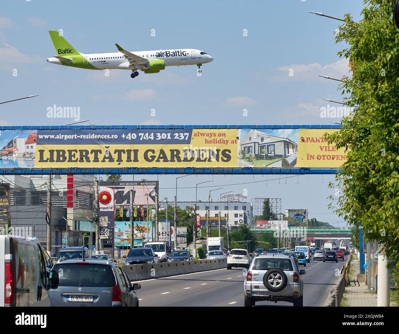 Otopeni, Romania. 9 luglio 2024: Volo AirBaltic Zurigo per Bucarest atterra all'Aeroporto Internazionale Henri Coanda di Bucarest (AIHCB), sulla strada Nazionale n. 1 a Otopeni, 16,5 km a nord di Bucarest. La compagnia aerea nazionale lettone AirBaltic ha dichiarato oggi di aver trasportato 488.200 passeggeri, segnando un aumento del 7 per cento rispetto allo stesso periodo dell'anno scorso. Nel mese precedente, AirBaltic ha effettuato 4.400 voli, rappresentando una salita del 5% da giugno 2023. In particolare, giugno ha stabilito nuovi record di passeggeri nelle basi aeree baltiche in Lituania ed Estonia, con aumenti impressionanti del 15% e dell'11%, raggiungendo il 73 000 e il 83 Foto Stock