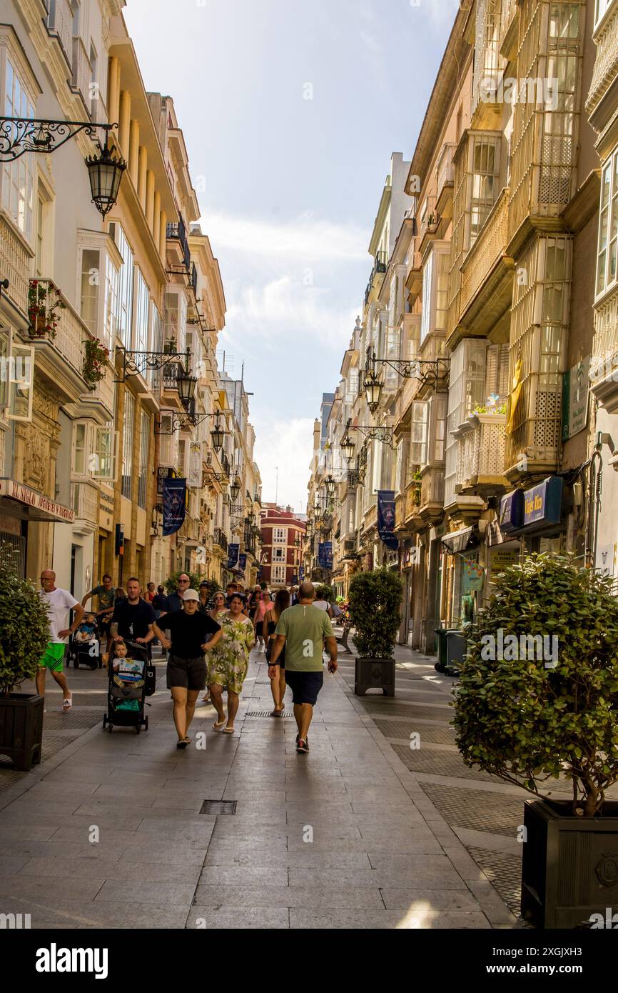 Affascinanti stradine strette nel centro storico di Cadice, Spagna. Foto Stock