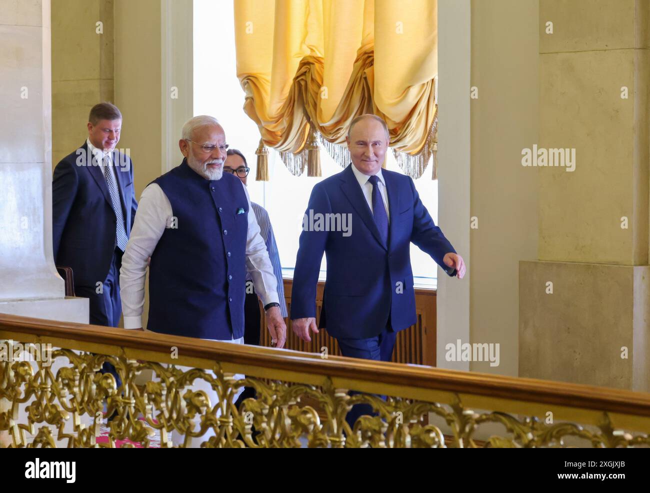 Mosca, Russia. 9 luglio 2024. Il presidente russo Vladimir Putin, a destra, scorta il primo ministro indiano Narendra modi, a sinistra, prima di un incontro bilaterale al grande Palazzo del Cremlino, il 9 luglio 2024, nell'Oblast' di Mosca, in Russia. Credito: PIB/Ufficio informazioni stampa/Alamy Live News Foto Stock