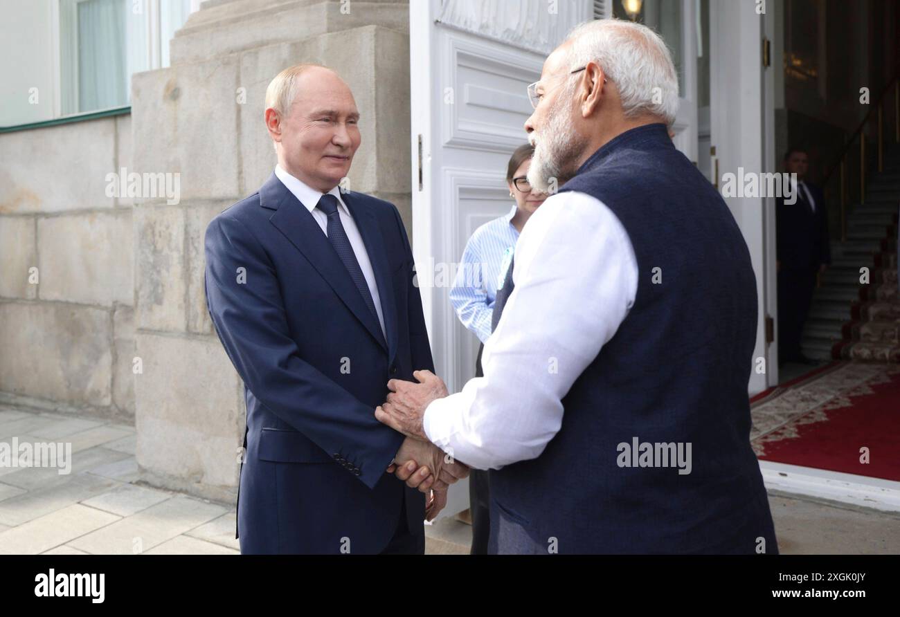 Mosca, Russia. 9 luglio 2024. Il presidente russo Vladimir Putin, a sinistra, saluta il primo ministro indiano Narendra modi, a destra, alla partenza dal Cremlino, il 9 luglio 2024, nell'Oblast' di Mosca, in Russia. Crediti: Gavriil Grigorov/piscina del Cremlino/Alamy Live News Foto Stock