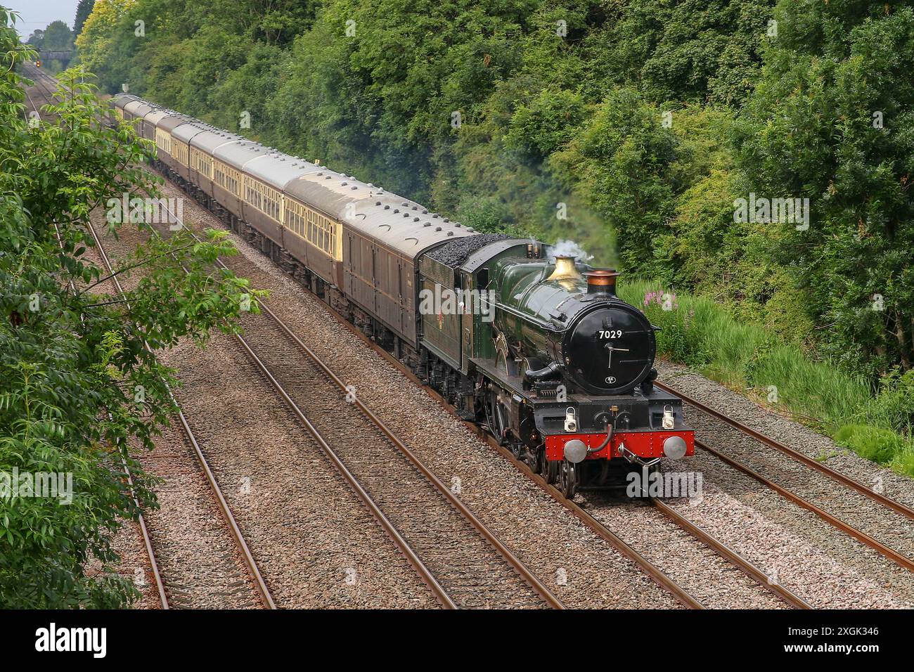Sunnyhill, 6 luglio 2024: Steam Locomotive Clun Castle a Sunnyhill vicino a Derby in un'escursione con treni d'epoca da Birmingham New Street a Scarborough Foto Stock