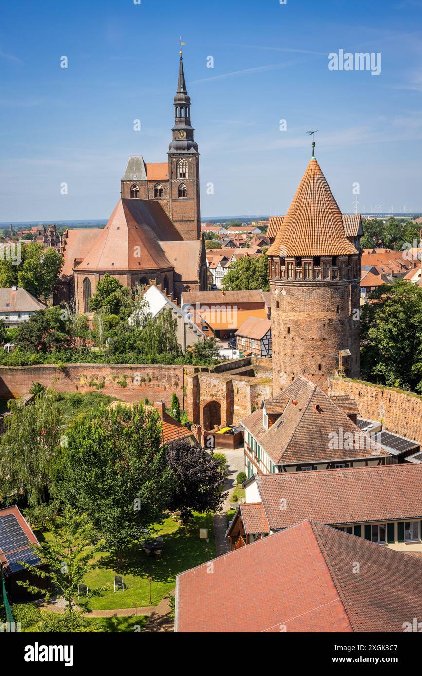 La città vecchia di Tangermünde, Sassonia-Anhalt, Germania. Chiesa di Santo Stefano e torre della fortezza. Foto Stock