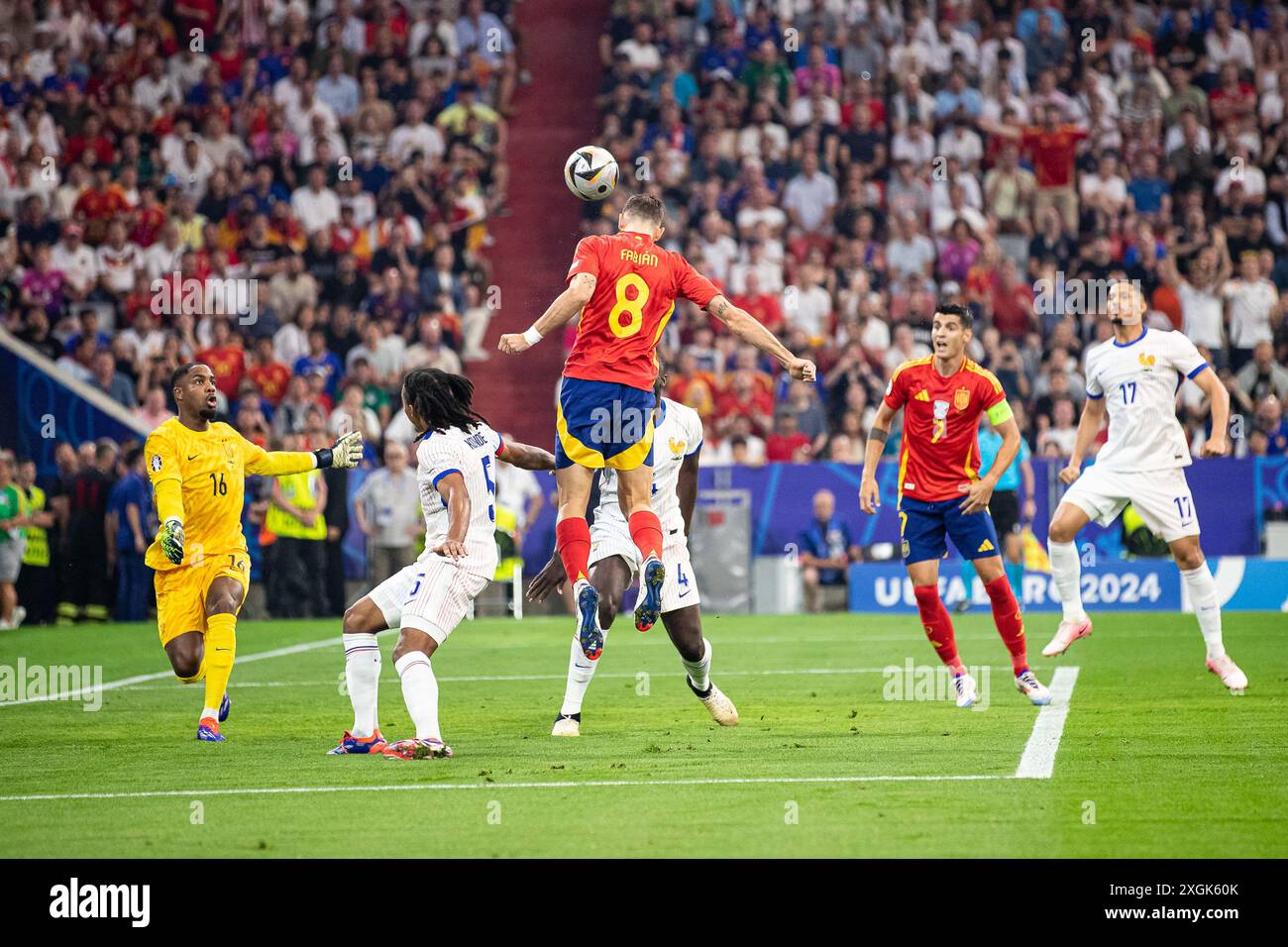 Chance fuer Spanien von Fabian Ruiz (Spanien, n. 08), Mike Maignan (Frankreich, n. 16), Jules Konde (Frankreich, #05) GER, Spanien (ESP) vs. Frankreich (fra), Fussball Europameisterschaft, UEFA EURO 2024, Halbfinale, 09.07.2024 foto: Eibner-Pressefoto/Roger Buerke Foto Stock