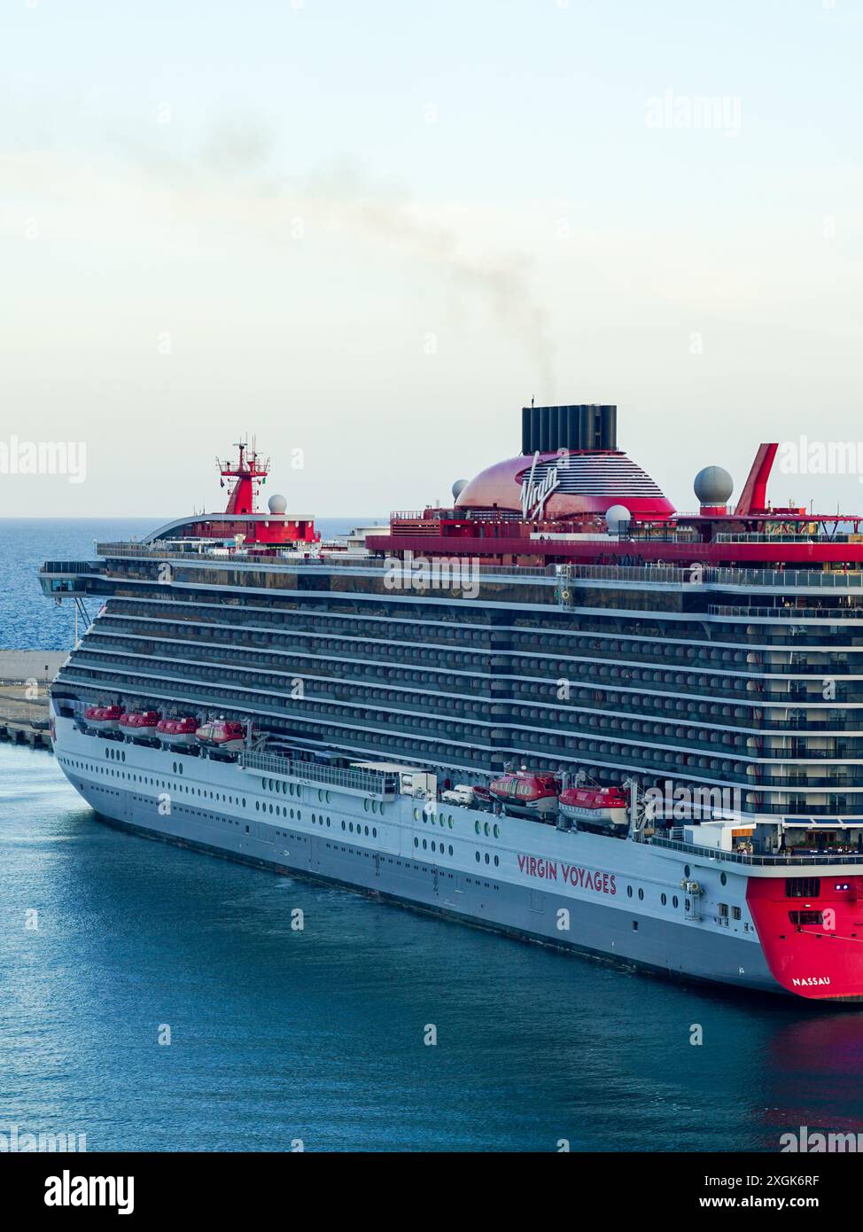 Civitavecchia, Italia - 22 maggio 2024: Nave da crociera Virgin Voyages Scarlet Lady ormeggiata al terminal passeggeri del porto Foto Stock