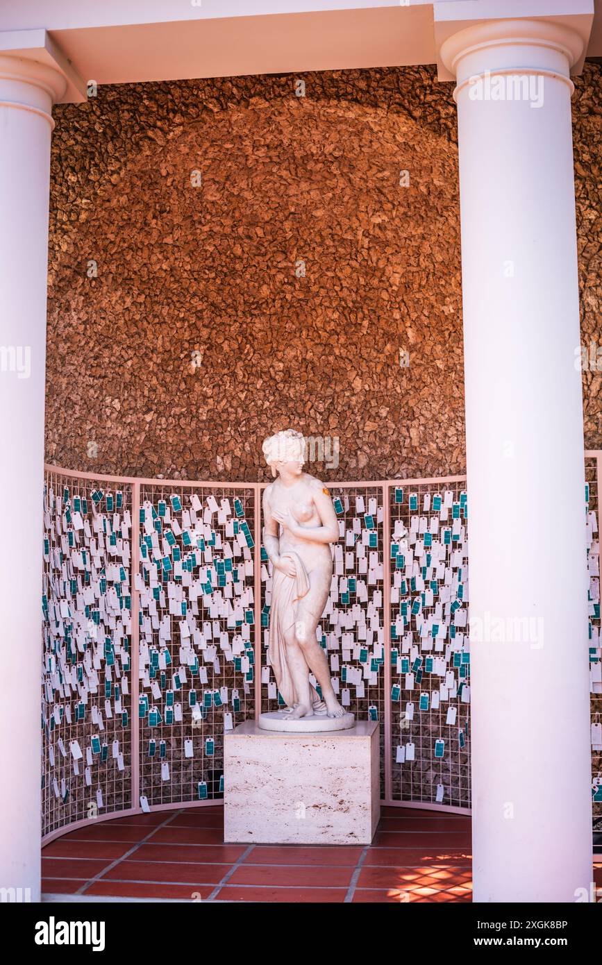 Pacific Palisades, California USA - 12 aprile 2017: Tempio del muro di preghiera della cara Venere con scultura Afrodite al Getty Villa Museum. Foto Stock