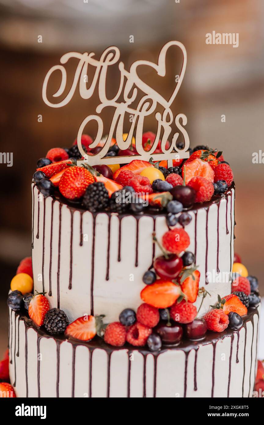 Torta nozze - dettaglio Hochzeitstorte mit Schokolade und Früchten, Sig.&Sig.ra Stecker Foto Stock