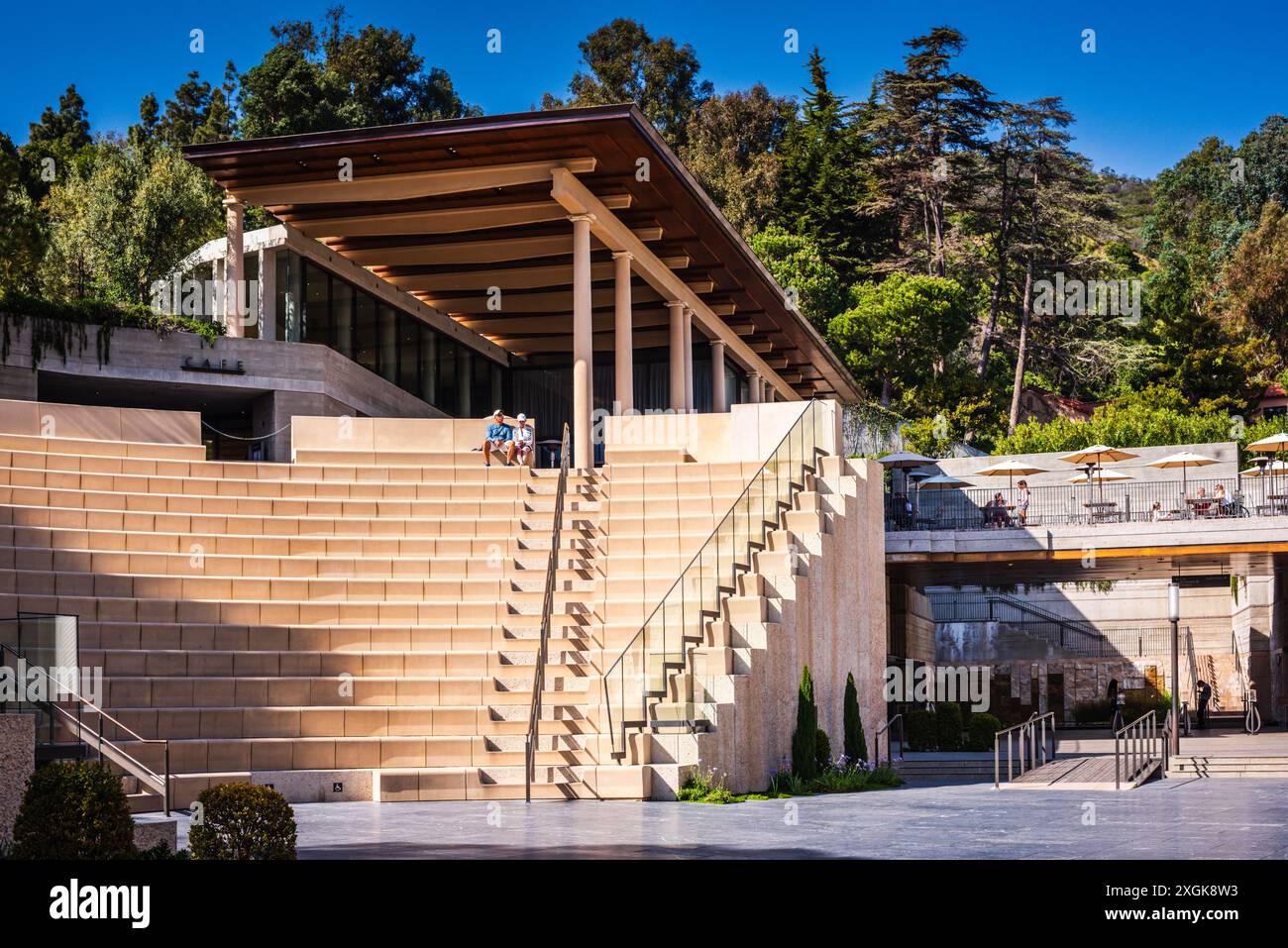 Pacific Palisades, California USA - 12 aprile 2017: Coppia seduta a platea nell'anfiteatro all'aperto presso il Getty Villa Museum. Foto Stock