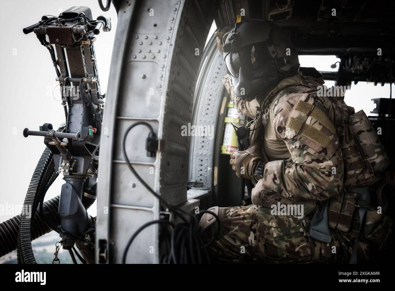 Un aviatore delle missioni speciali degli Stati Uniti in un USAF HH-60G Pavehawk. Foto Stock