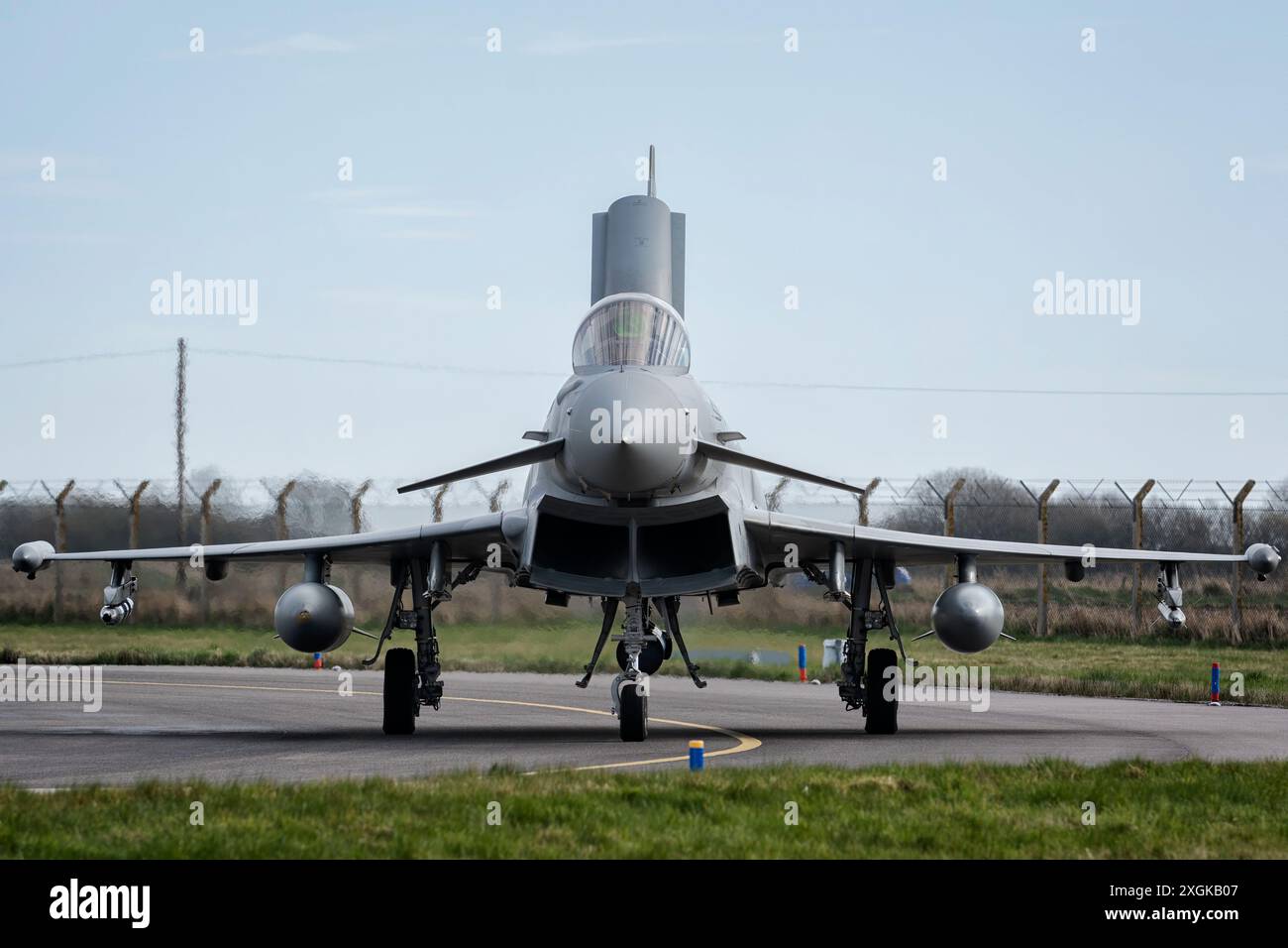 Un Eurofighter Typhoon FGR4 della Royal Air Force con il freno aereo schierò taxi a RAF Lossiemouth. Foto Stock