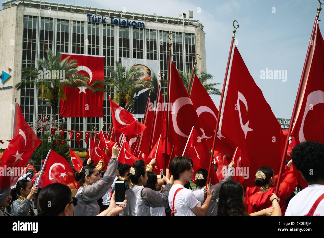 Izmir, Turchia - 19 maggio 2024: Giovani atleti che marciano con bandiere turche durante la giornata della Gioventù e dello Sport e le celebrazioni del Memorial Day Ataturk al Repub Foto Stock