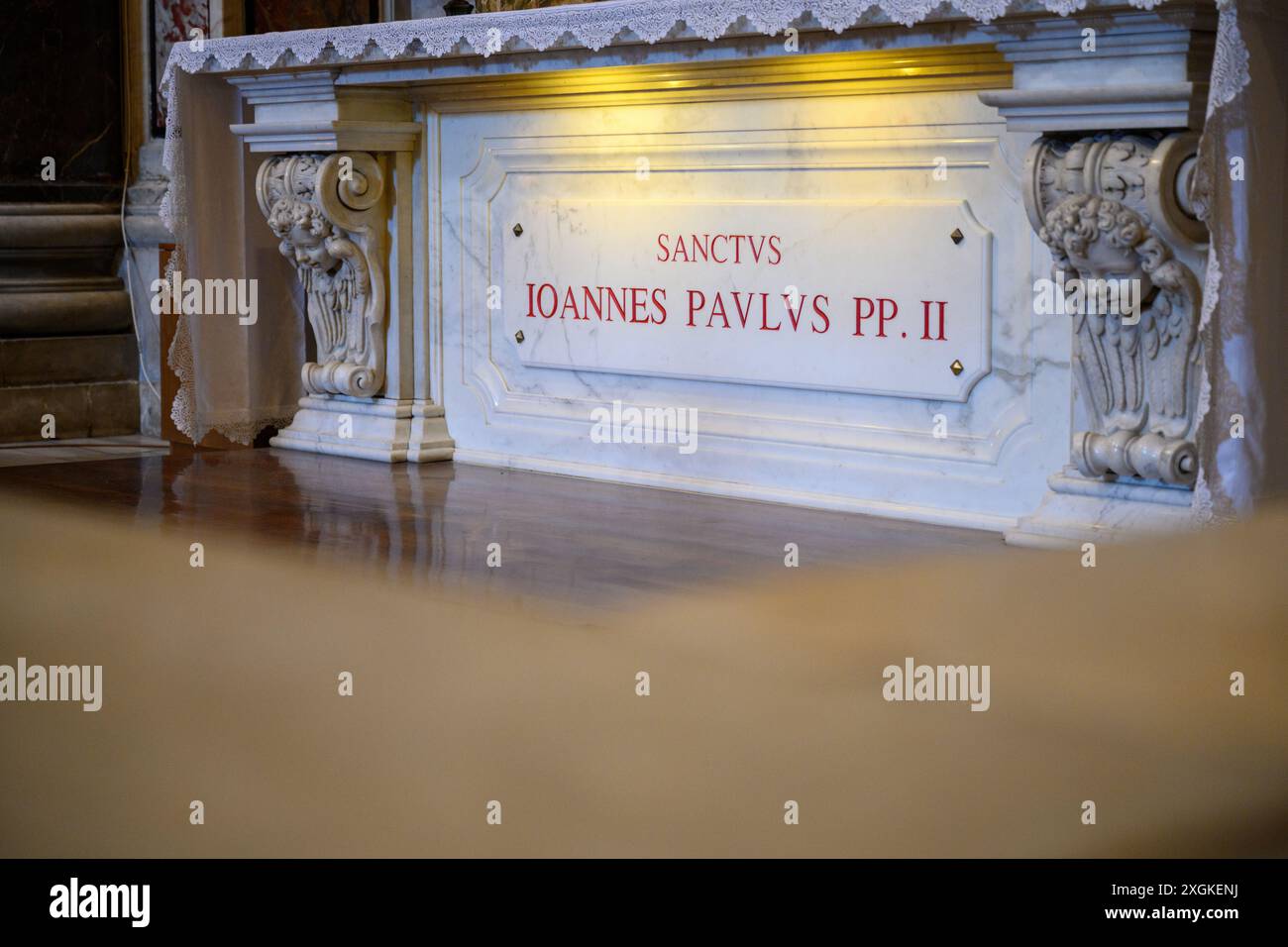 La tomba di San Giovanni Paolo II sotto l'altare di San Sebastiano nella Basilica di San Pietro, in Vaticano. Foto Stock