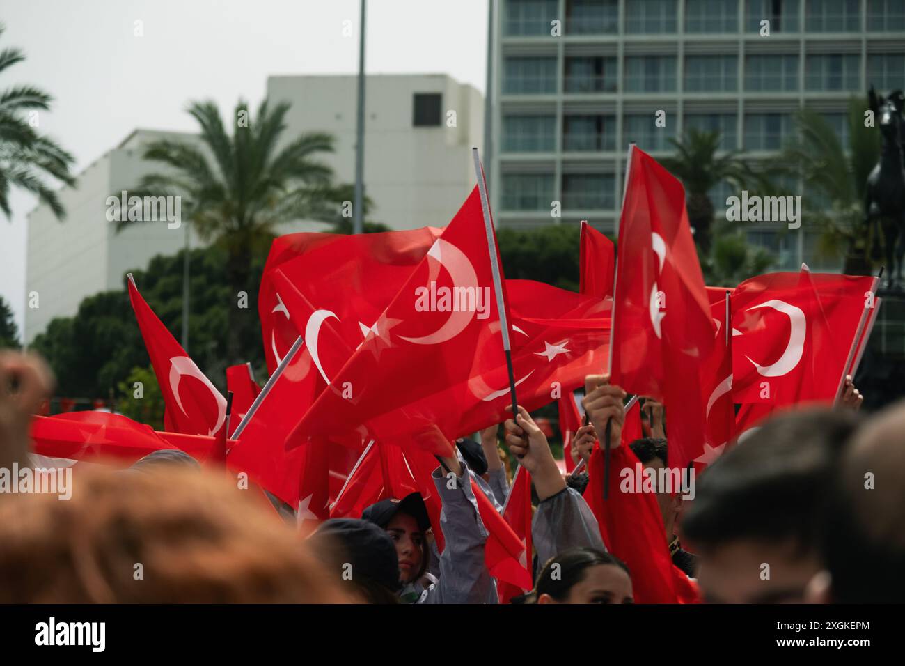 Izmir, Turchia - 19 maggio 2024: Giovani atleti che marciano con bandiere turche durante la giornata della Gioventù e dello Sport e le celebrazioni del Memorial Day Ataturk al Repub Foto Stock