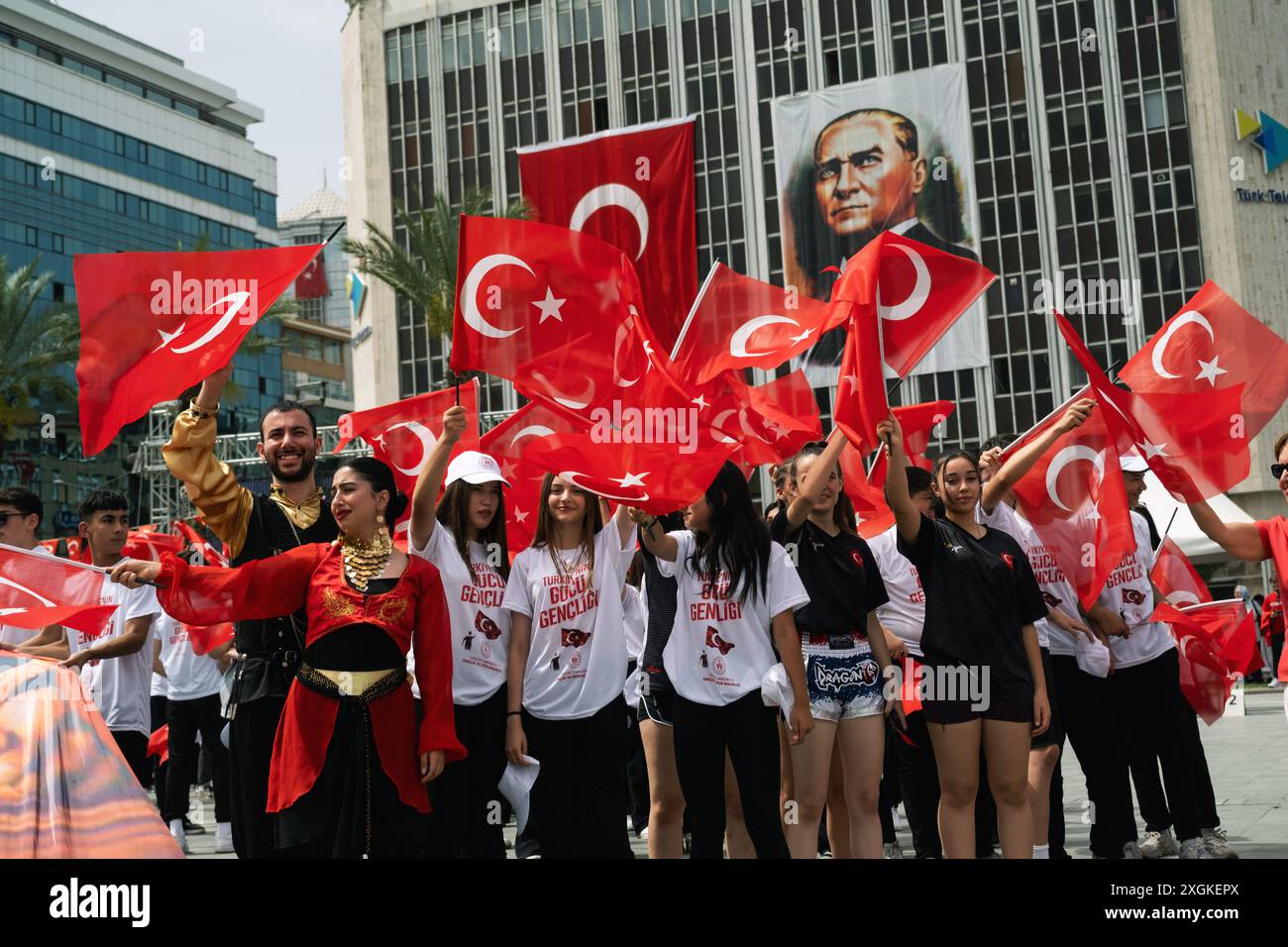 Izmir, Turchia - 19 maggio 2024: Giovani atleti che marciano con bandiere turche durante la giornata della Gioventù e dello Sport e le celebrazioni del Memorial Day Ataturk al Repub Foto Stock