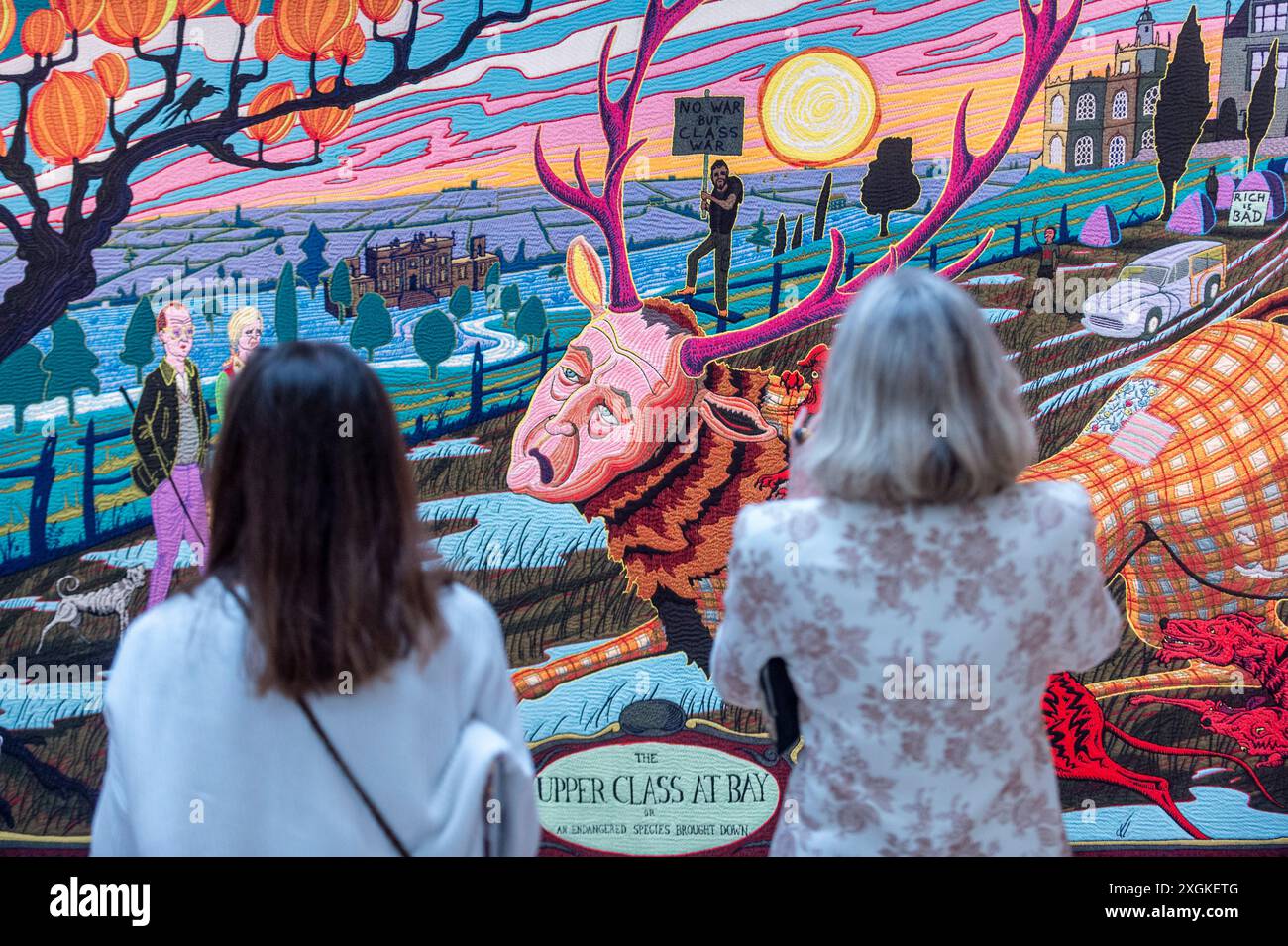 Londra, Regno Unito. 9 luglio 2024. Visitatori con 'The Upper Class at Bay', 2012, in anteprima di 'Grayson Perry: The Vanity of Small Differences', 2012, una nuova mostra presso Pitzhanger Manor & Gallery a Ealing, West London. Sei arazzi su larga scala dell'artista vincitore del Turner Prize, ispirati al progresso di William Hogarth (la storia di Tom Rakewell nel XVIII secolo a Londra), sono in mostra dove Hogarth 's A Rake's Progress è stata acquistata dalla moglie di Sir John Soane 222 anni fa per essere esposta a Pitzhanger. La mostra si svolge dal 10 luglio all'8 dicembre 2024. Crediti: Stephen Chung / A. Foto Stock