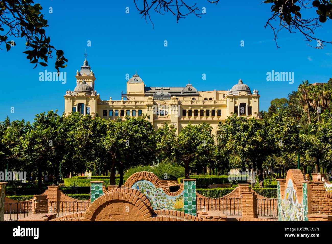 Ayuntamiento de Málaga (municipio di Malaga) e giardini Pedro Luis Alonso (Jardines de Pedro Luis Alonso), Malaga, spagna. Foto Stock
