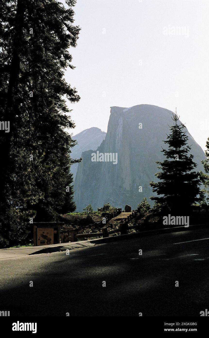 Yosemite, California, Stati Uniti. 8 giugno 2006. Nato con spina Bifida, il quattordicenne Chad Fallentine ha conquistato l'escursione di 29 km fino all'Half Dome del Parco Nazionale di Yosemite, il più faticoso del parco. Dalla nascita, le condizioni di Fallentine lo hanno lasciato paralizzato sotto le ginocchia, ma questo non gli ha mai impedito di trarre il meglio dalla vita. Fallentine e il suo team di supporto hanno raggiunto il summit in nove ore l'8 giugno 2006 Credit: Matt Bowers/ZUMAPRESS.com/Alamy Live News Foto Stock