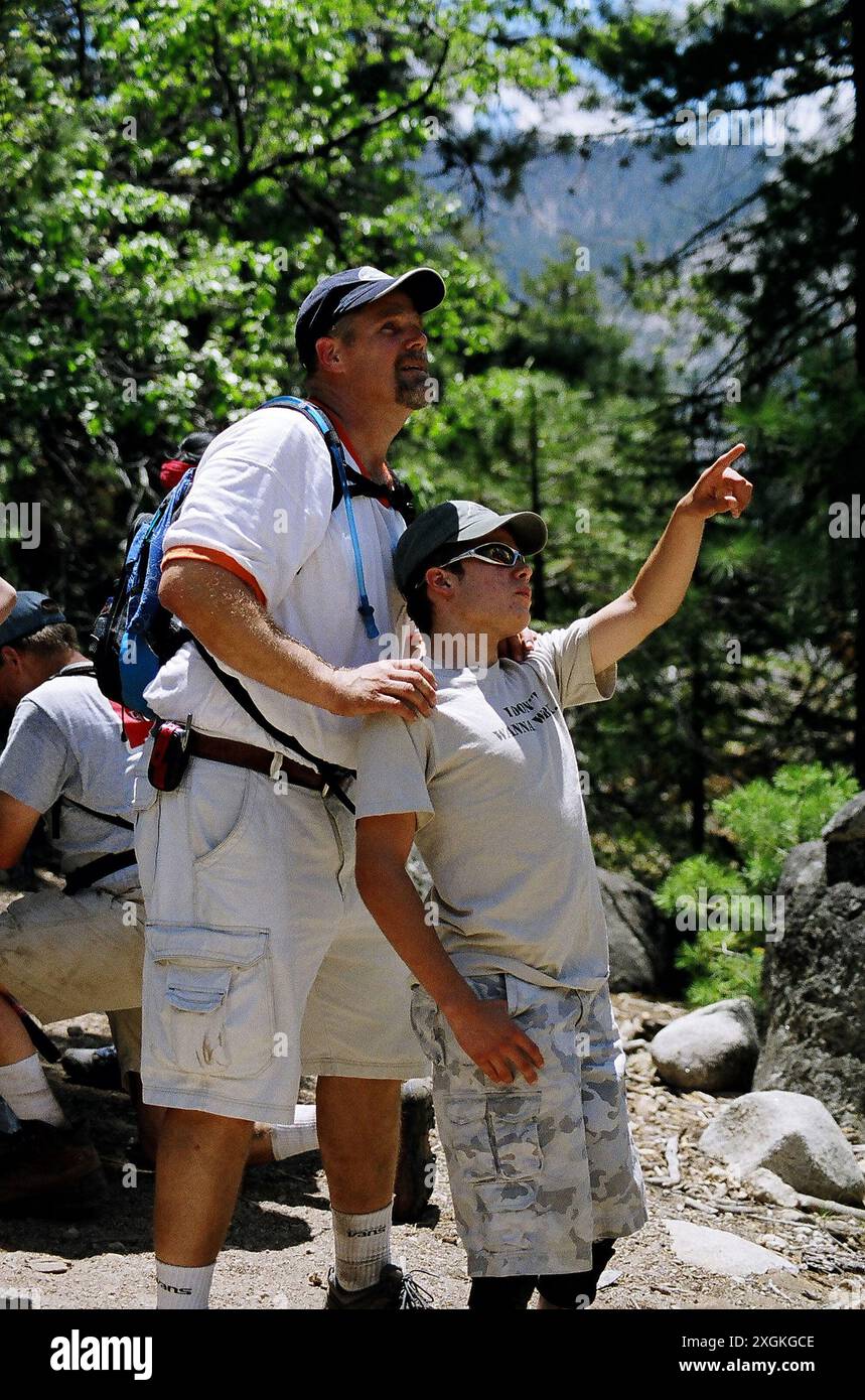 Yosemite, California, Stati Uniti. 8 giugno 2006. Nato con spina Bifida, il quattordicenne CHAD FALLENTINE ha conquistato l'escursione di 29 km fino all'Half Dome del Parco Nazionale di Yosemite, il più faticoso del parco. Dalla nascita, le condizioni di Fallentine lo hanno lasciato paralizzato sotto le ginocchia, ma questo non gli ha mai impedito di trarre il meglio dalla vita. Fallentine e il suo team di supporto hanno raggiunto il summit in nove ore l'8 giugno 2006 Credit: Matt Bowers/ZUMAPRESS.com/Alamy Live News Foto Stock