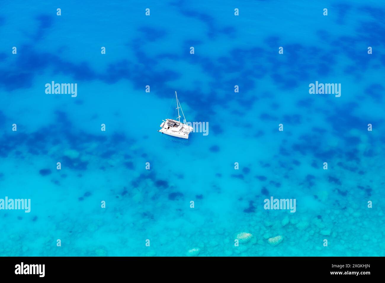 Splendido mare cristallino e uno yacht a vela con vista dall'alto. Foto Stock