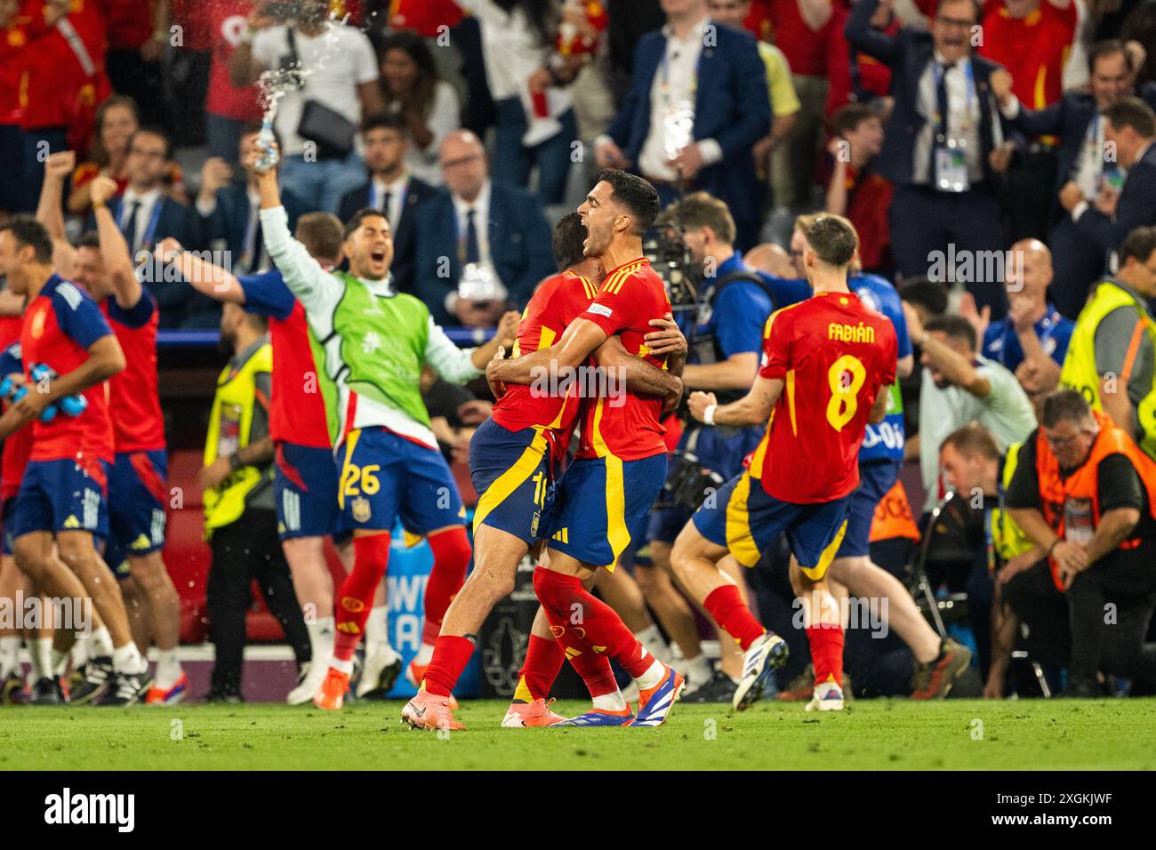 Monaco, Germania. 9 luglio 2024. I giocatori spagnoli si sono visti in festa dopo aver vinto la semifinale di UEFA Euro 2024 tra Spagna e Francia all'Allianz Arena di Monaco. Credito: Gonzales Photo/Alamy Live News Foto Stock