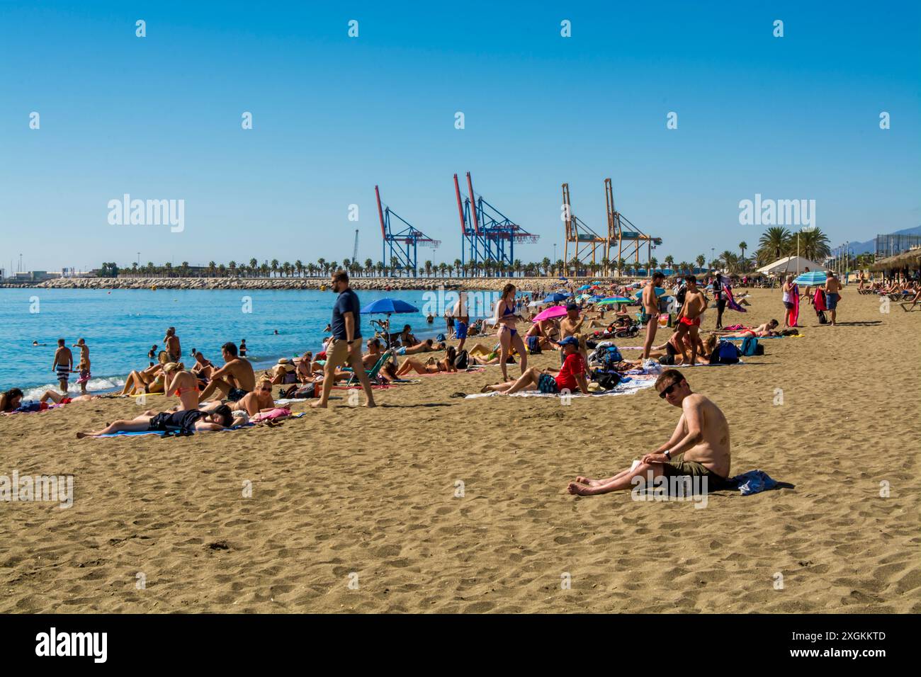 Bagnanti sulla spiaggia di Playa la Malagueta, malaga, spagna. Foto Stock