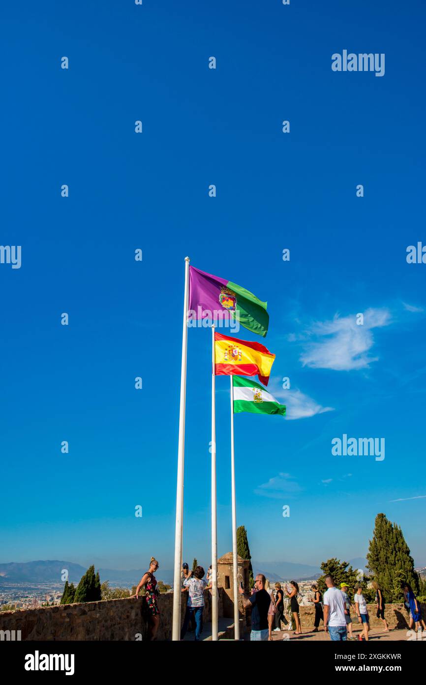 Malaga, Andalusia e le bandiere nazionali all'Alcazaba e al Castello di Gibralfaro sul Monte Malaga sopra la città vecchia, malaga, spagna. Foto Stock