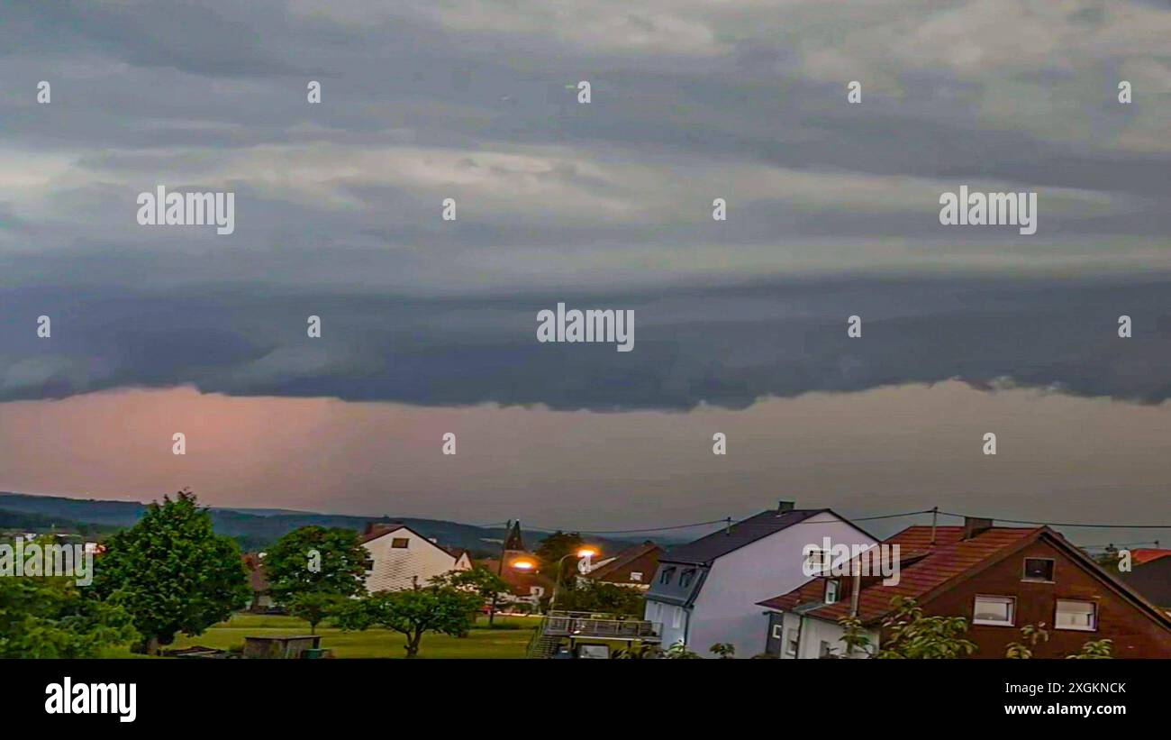 Beeindruckende Shelf-Cloud sorgt für schweres Gewitter über Niederlande: Weltuntergangsstimmung am Dienstagabend über Holland - Blitzeinschläge und Gewitterfront am Nachthimmel Beeindruckende Shelf-Cloud sorgt für schweres Gewitter über Niederlande: Weltuntergangsstimmung am Dienstagabend über Holland - Blitzeinschläge und Gewitterfront am Nachthimmel Foto Stock