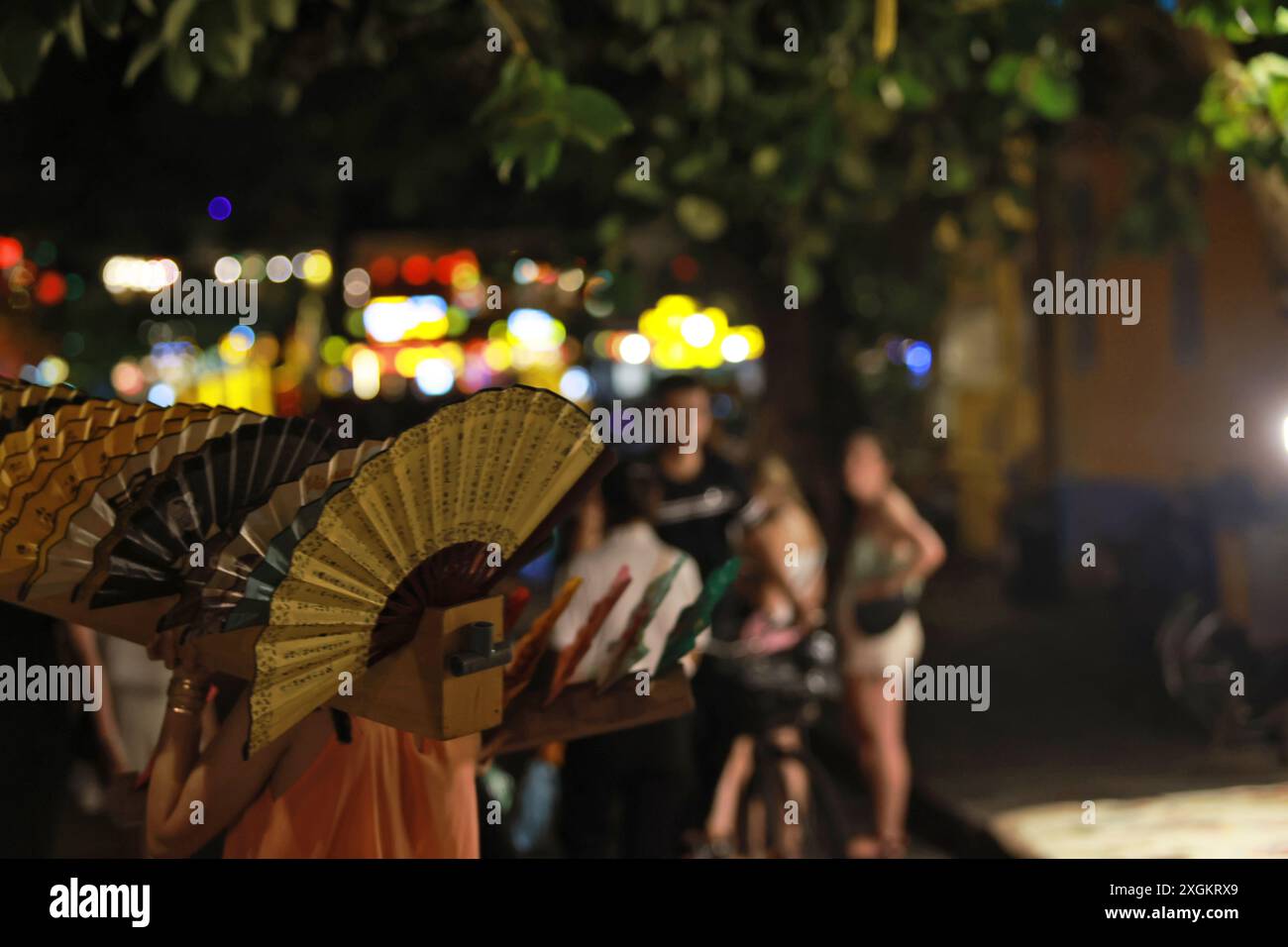 i tradizionali ventilatori portatili di carta culturale sono in vendita per la strada di hoi an di notte Foto Stock