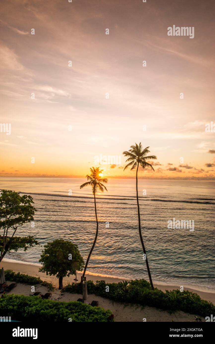 Spiaggia di Anse Forbons all'Hilton DoubleTree Resort & Spa, Mahe, Repubblica delle Seychelles, Oceano Indiano. Foto Stock