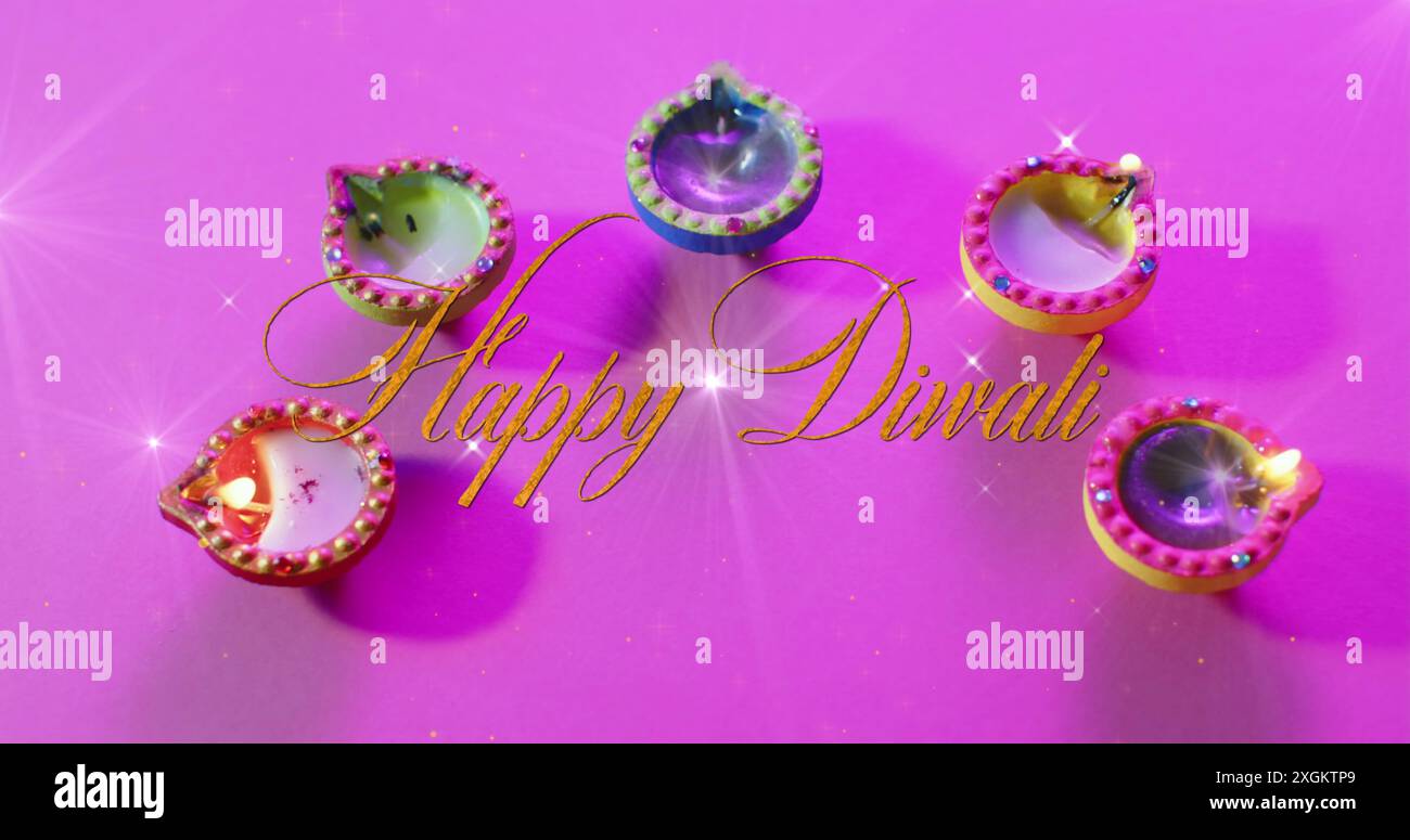 Immagine del testo di Happy diwali su candele su sfondo viola Foto Stock