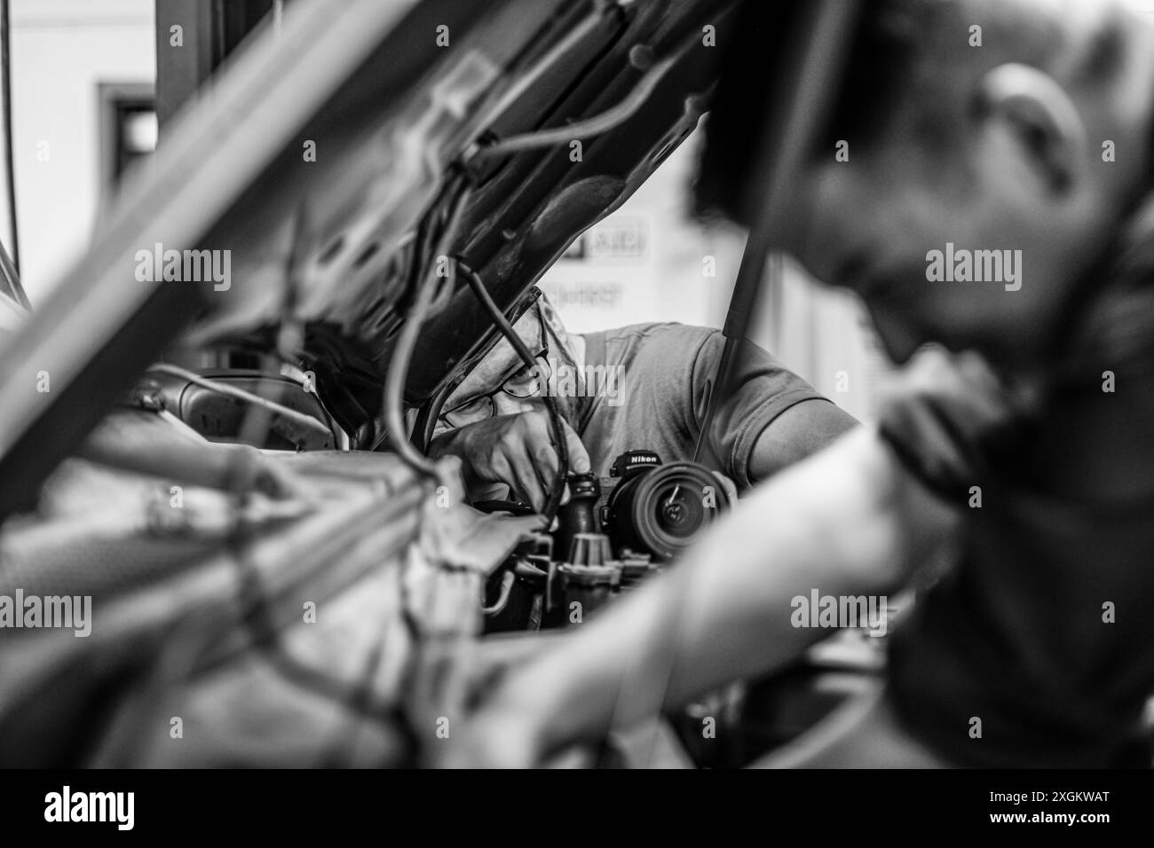 Il manutentore Airman Brett dell'Air National Guard del 163d Attack Wing lavora sull'unità di aria condizionata di un Ford F-350, più affettuosamente conosciuto come "Six pack", presso la March Air Reserve base, Moreno Valley, California, il 9 luglio 2024. Gli addetti alla manutenzione del veicolo garantiscono che i veicoli dell'unità rimangano operativi, consentendo al personale di rimanere pronto per qualsiasi missione. L'Air National Guard rimane vigile e pronta a rispondere alle minacce dei nemici, sia stranieri che nazionali. (Foto U.S. Air National Guard di Tech. Sergente Paul Duquette) Foto Stock