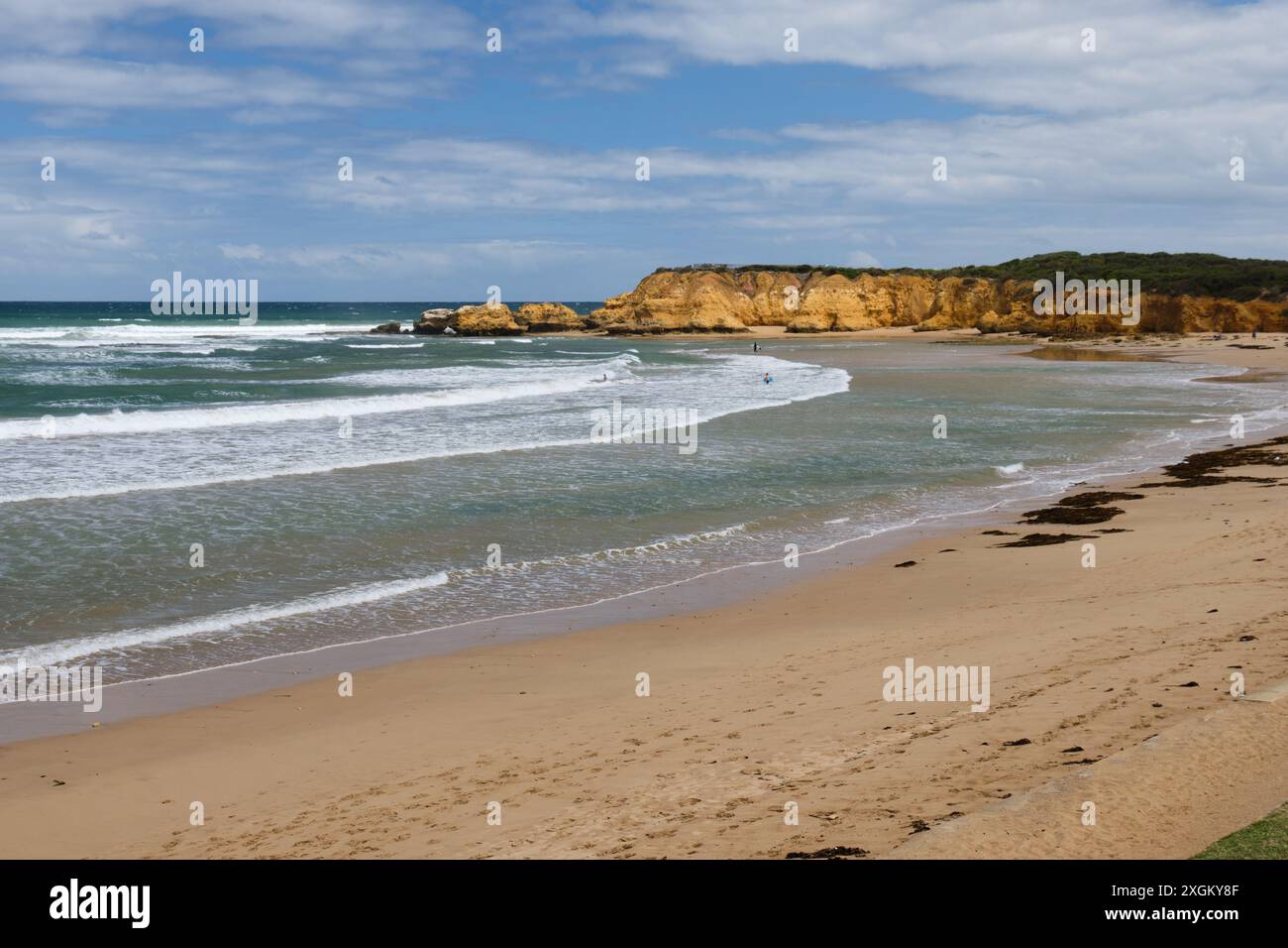 Le onde morbide e il facile ingresso all'oceano rendono la Surf Beach ideale per i principianti - Torquay, Victoria, Australia Foto Stock