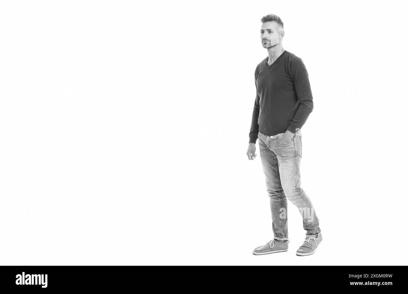 tutta la lunghezza di un bell'uomo caucasico isolato su bianco, pubblicità. Un uomo caucasico che indossa un pullover. un uomo caucasico di 40 anni in studio Foto Stock