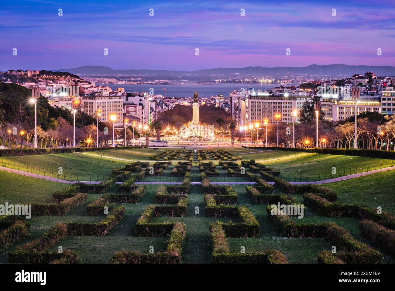 Vista del Marchese di Lisbona di Piazza Pombal vista dal Parco Eduardo VII di notte, Portogallo Foto Stock