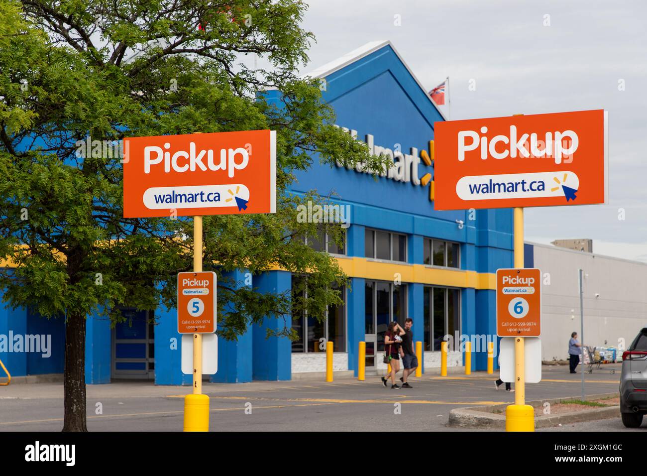 Kanata, Canada - 2 giugno 2024: Cartello Walmart. Parcheggio per ordini di alimentari online presso il supermercato dell'Ontario Foto Stock