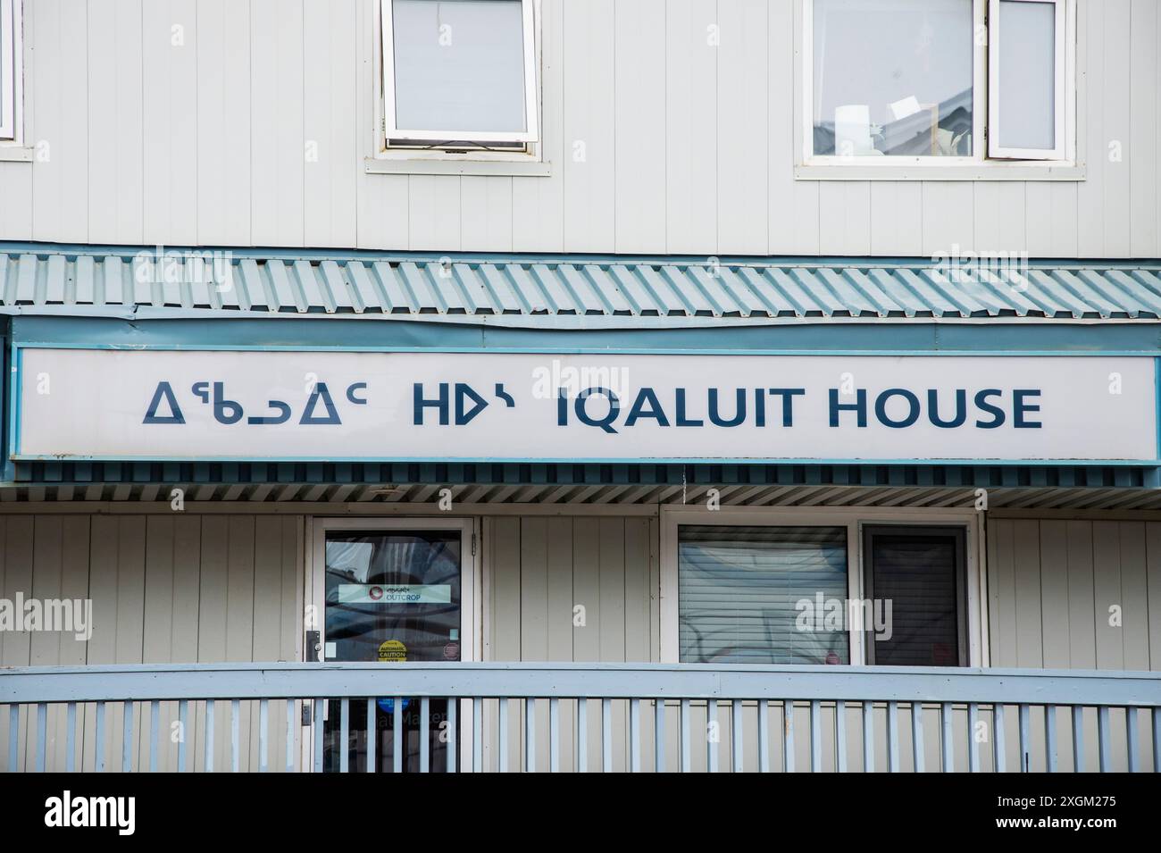 Iqaluit House bilingue in inglese e Inuktitut a Iqaluit, Nunavut, Canada Foto Stock