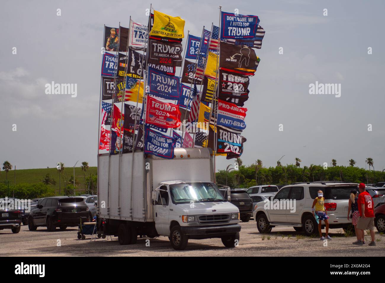 Doral, Stati Uniti. 9 luglio 2024. I sostenitori si riuniscono in vista di una manifestazione per il candidato presidenziale Donald Trump a Doral, Florida, il 9 luglio 2024. Trump dovrebbe suggerire, o annunciare, un compagno in corsa alla manifestazione. (Foto di Geoffrey Clowes/Sipa USA) credito: SIPA USA/Alamy Live News Foto Stock
