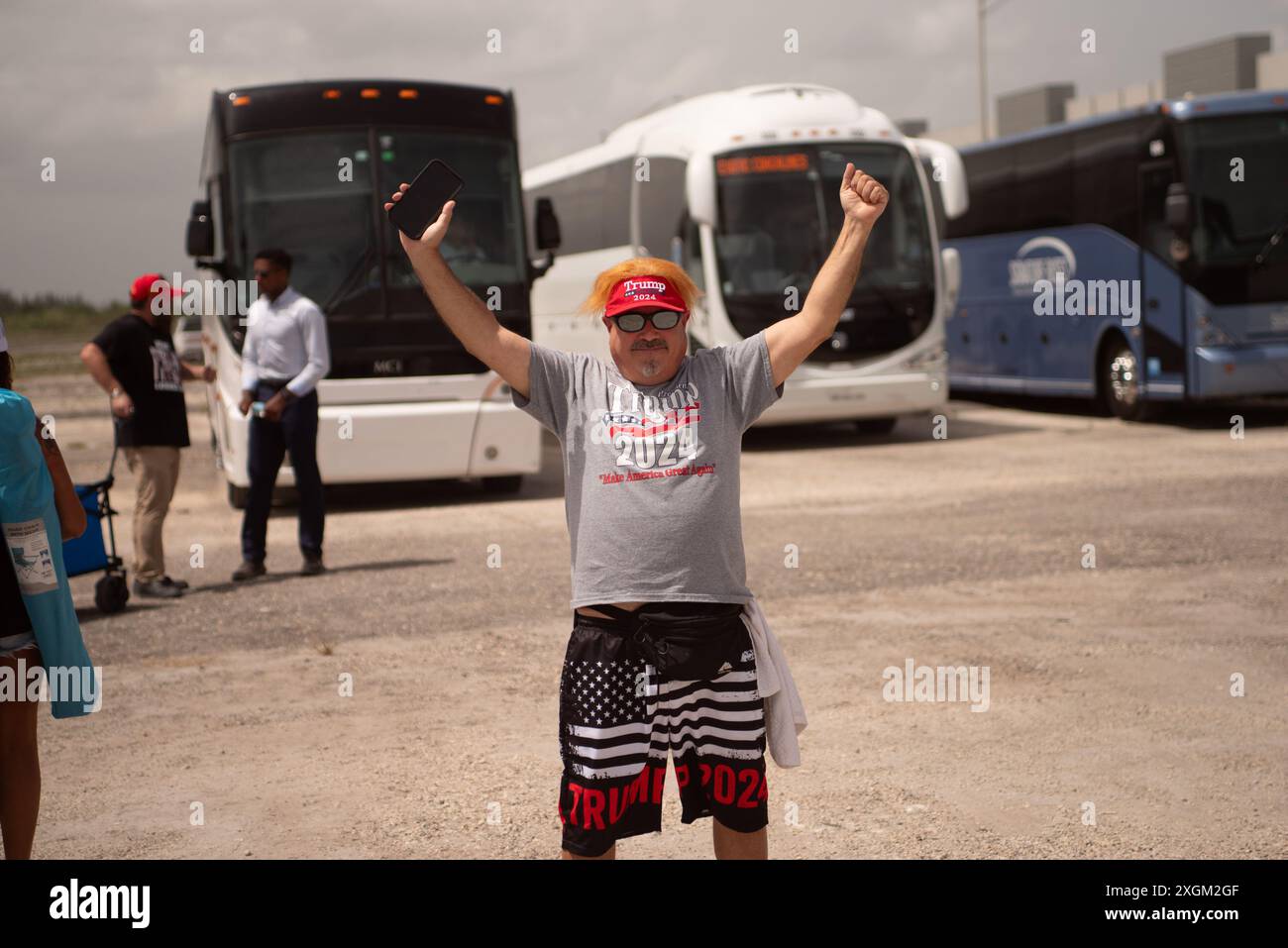 Doral, Stati Uniti. 9 luglio 2024. I sostenitori si riuniscono in vista di una manifestazione per il candidato presidenziale Donald Trump a Doral, Florida, il 9 luglio 2024. Trump dovrebbe suggerire, o annunciare, un compagno in corsa alla manifestazione. (Foto di Geoffrey Clowes/Sipa USA) credito: SIPA USA/Alamy Live News Foto Stock