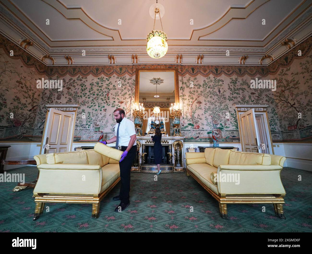 I preparativi finali sono fatti nella Yellow Drawing Room, nell'ala est di Buckingham Palace, Londra, che è stata aperta ai visitatori per la prima volta quest'estate, quando speciali visite guidate del piano principale saranno disponibili per i visitatori a luglio e agosto. Data foto: Lunedì 8 luglio 2024. Foto Stock