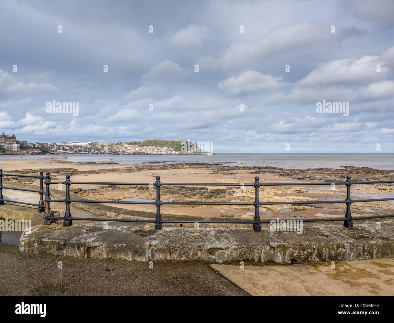 Scarborough South Bay vista dalla passeggiata vicino al centro benessere Foto Stock