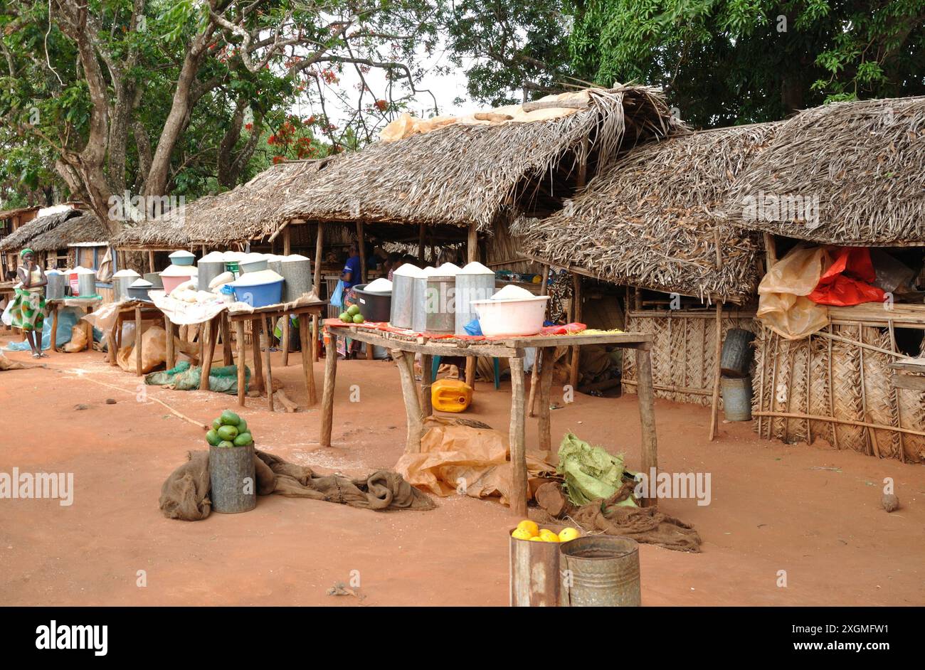 Piccolo mercato stradale nella provincia di Inhambane, Mozambico. Riso; farina; manghi in vendita Foto Stock