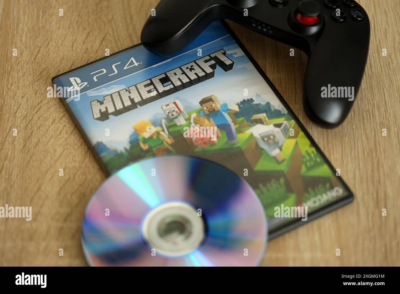 KIEV, UCRAINA - 26 GIUGNO 2024 Minecraft PS4 videoludico box per console di gioco. Primo piano su un disco di videogiochi molto popolare Foto Stock