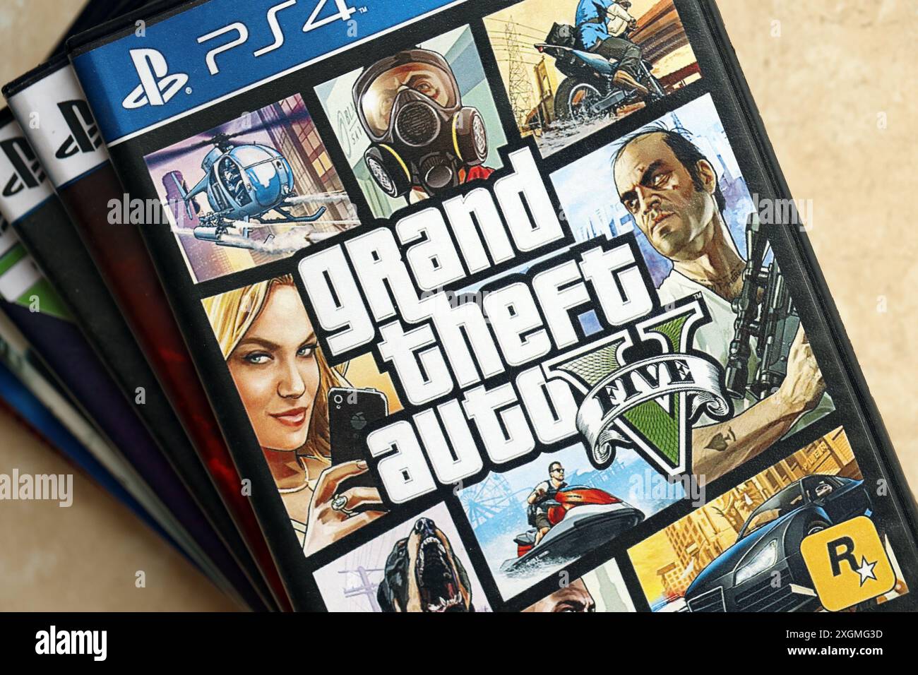 KIEV, UCRAINA - 26 GIUGNO 2024 Grand Theft Auto 5 PS4 videogioco box per console di gioco. Primo piano su un disco di videogiochi molto popolare Foto Stock