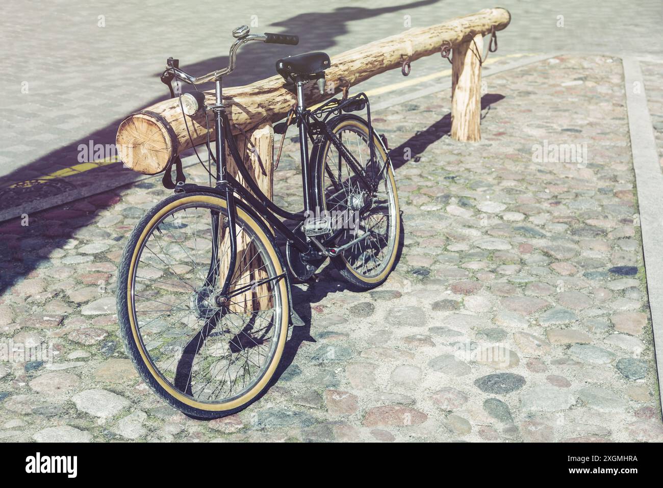 Bicicletta retrò in piedi in una strada vuota con un bellissimo lucernario. Filtro effetto vintage Foto Stock