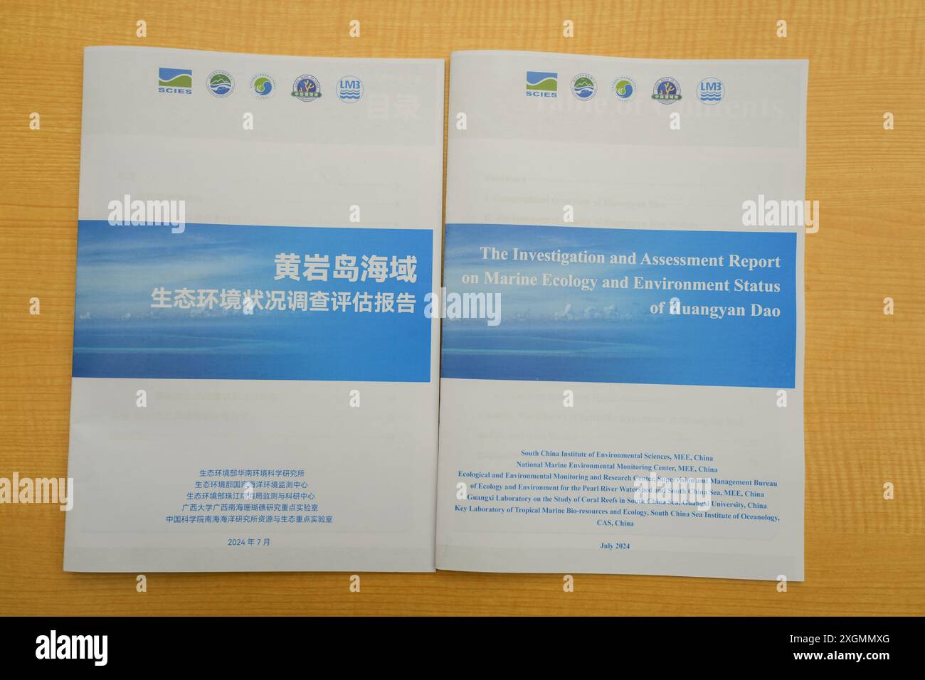 (240710) -- PECHINO, 10 luglio 2024 (Xinhua) -- questa foto scattata il 10 luglio 2024 mostra le copie cinesi e inglesi di un rapporto intitolato "The Investigation and Assessment Report on Marine Ecology and Environment Status of Huangyan Dao" a Pechino, capitale della Cina. L'area cinese di Huangyan Dao nel Mar Cinese meridionale gode di un'eccellente qualità ambientale e di un sano ecosistema di barriera corallina, ha dichiarato un rapporto pubblicato mercoledì. Il rapporto è stato pubblicato congiuntamente da più istituzioni sotto il Ministero dell'ecologia e dell'ambiente, l'Accademia cinese delle scienze e l'Università Guangxi. (Xinhua/ZH Foto Stock