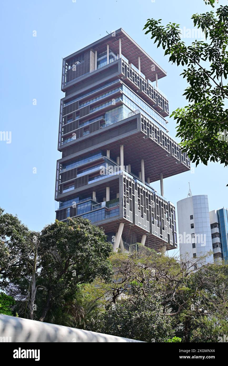 Mumbai, India - 15 aprile 2024: Edificio Antilia, è la residenza del miliardario indiano Mukesh Ambani, il grattacielo-palazzo è uno dei Wo Foto Stock