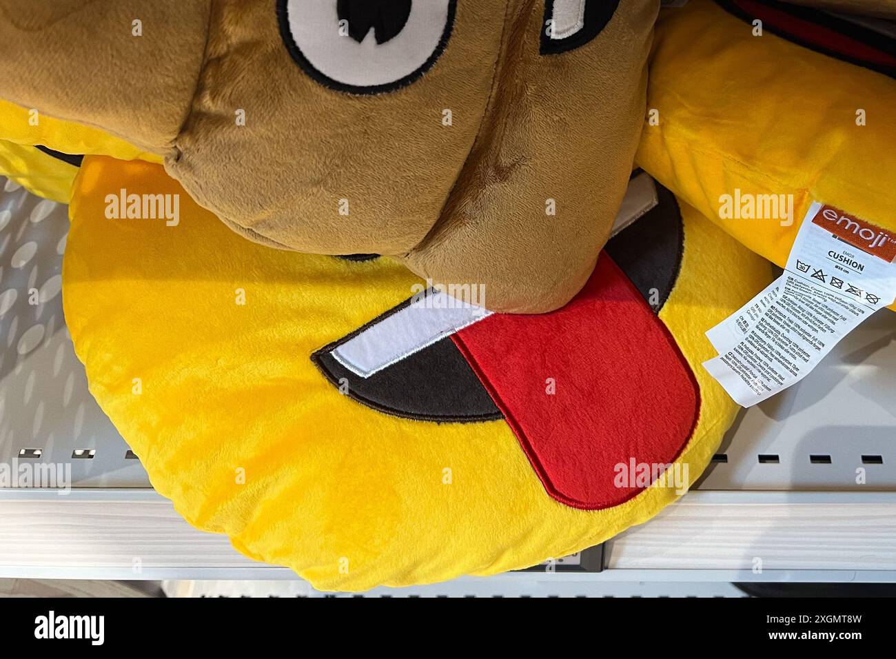 Berlino, Germania. 11 maggio 2024. I cuscini emoji giacciono su uno scaffale. Il 17 luglio è la giornata mondiale delle Emoji. Crediti: Sebastian Gollnow/dpa/Alamy Live News Foto Stock