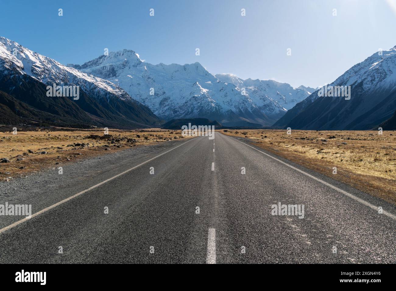 MT Cook, nuova Zelanda: Strada nella regione di Mt Cook nelle alpi meridionali dell'isola meridionale della nuova Zelanda in una soleggiata giornata invernale. Foto Stock