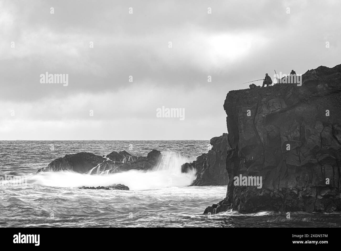 Pescatori e rocce, surf a Lanzarote, Spagna Foto Stock